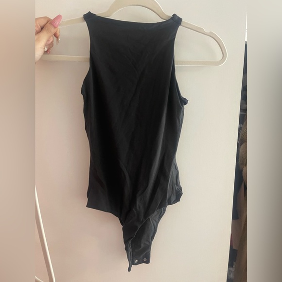 Skims fits everybody
HIGH NECK BODYSUIT - Picture 5 of 5